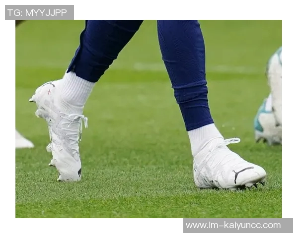 詹姆斯在家高尔夫模拟器练球分享精进球技的日常时光